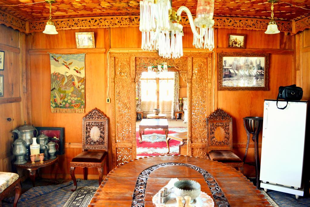 Hotel Kings Houseboats Srīnagar Esterno foto
